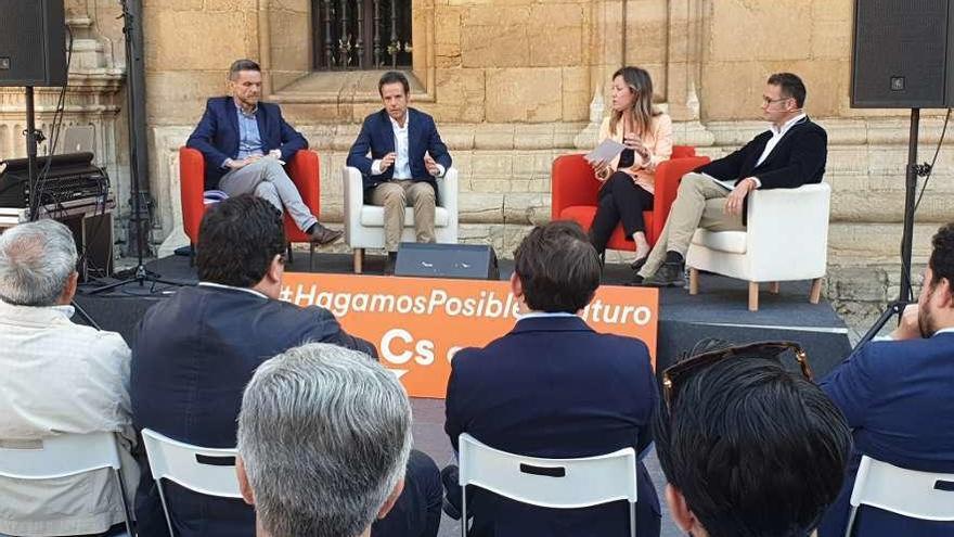 Por la izquierda, Javier Calzadilla, Nacho Cuesta, Marta Estevan y José Luis Costillas, ayer durante el coloquio de Ciudadanos en la plaza Daoíz y Velarde.