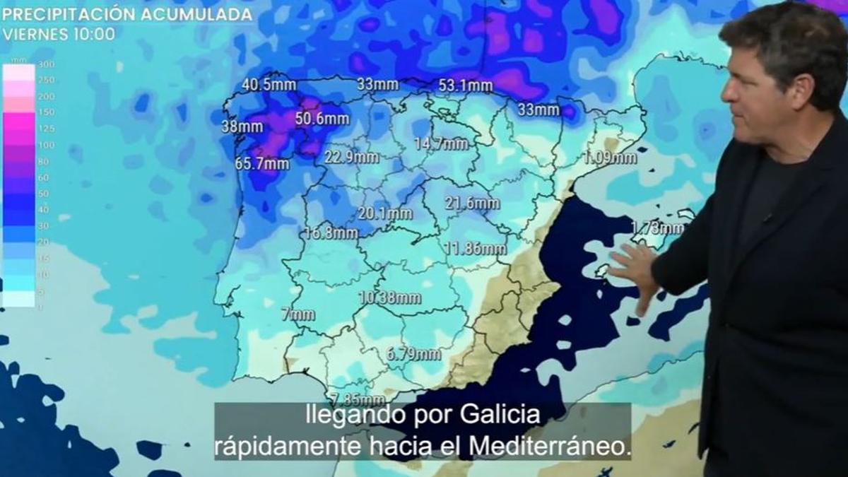 Mario Picazo realizando su predicción sobre las lluvias y temperaturas para este viernes