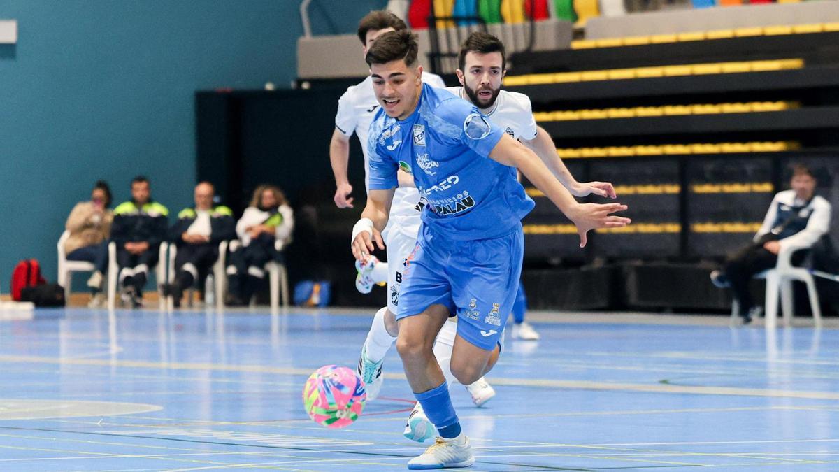 Ricardo López persigue el cuero durante el encuentro ante el Avanza Jaén.