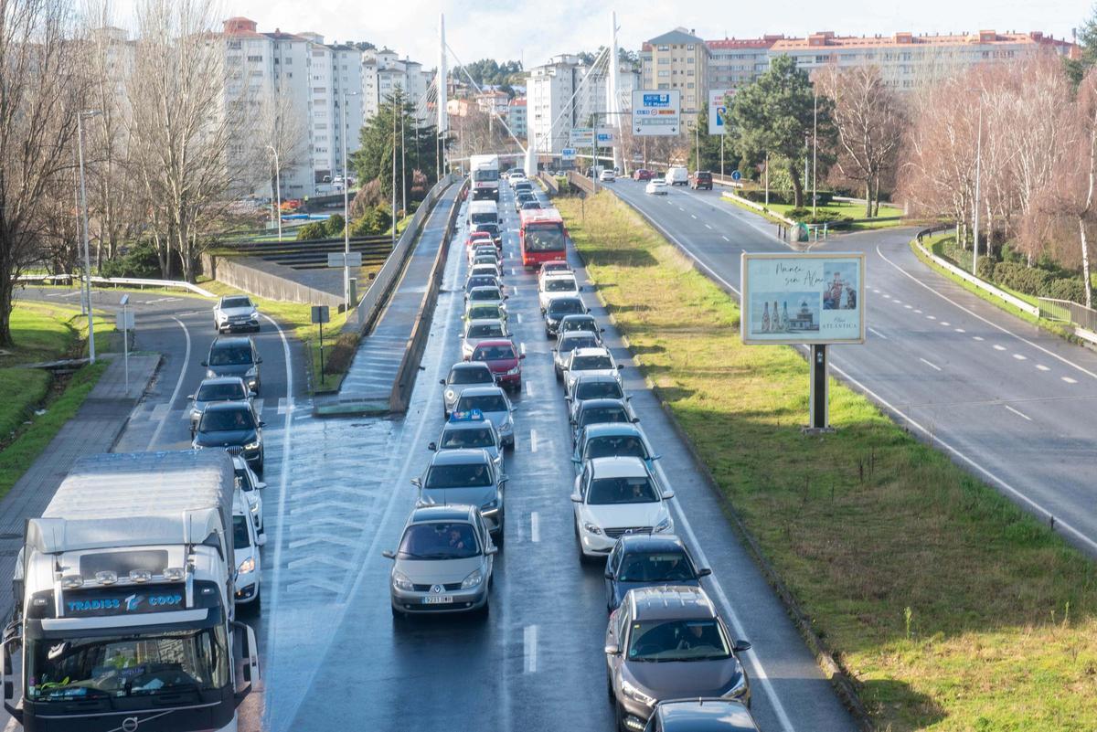 Colapso de tráfico en Alfonso Molina por el cierre del enlace de San Cristóbal