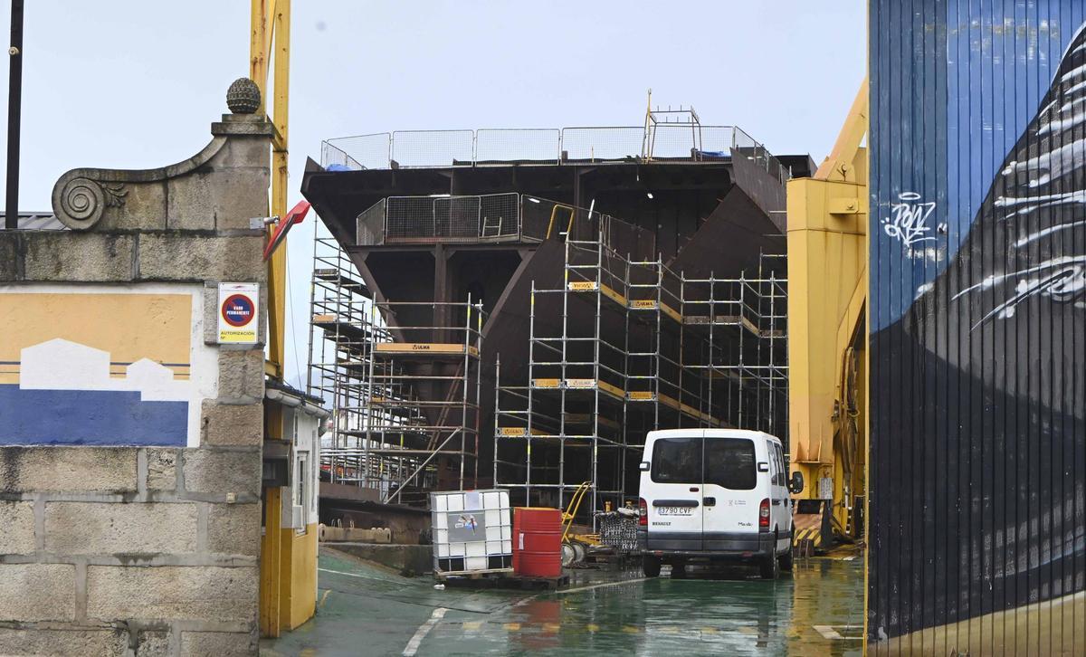 La primera patrullera de Uruguay a medio construir ayer en Astilleros Cardama.