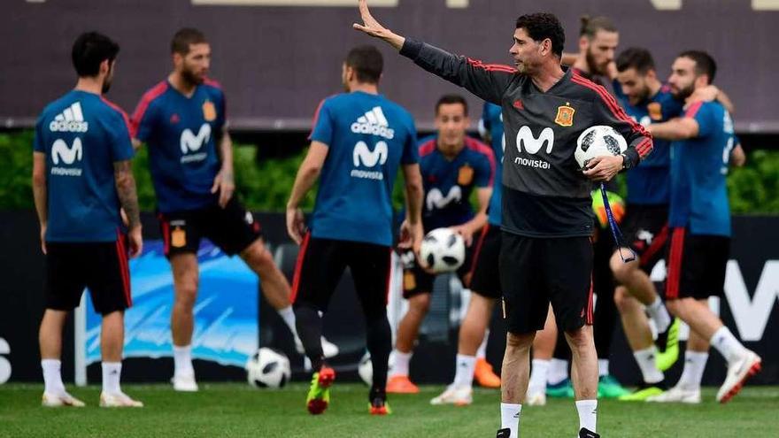 Fernando Hierro da instrucciones durante el entrenamiento de ayer de la selección.