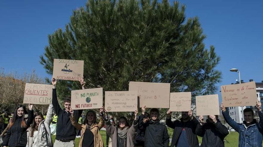 Jóvenes participantes en la concentración del 15M contra el cambio climático en Ourense. // Brais Lorenzo