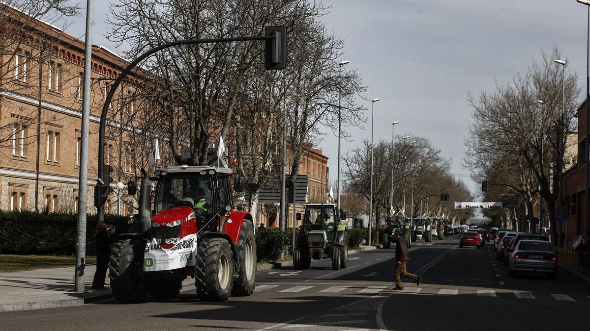 Tractores de UCCL por las calles de Zamora