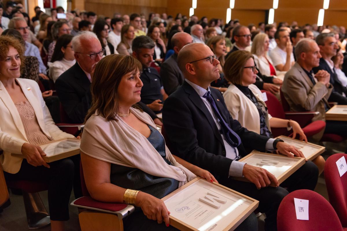 Varios de los profesores premiados durante el acto de la UPV.