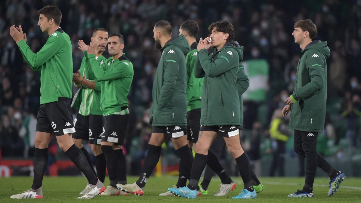 Los jugadores del Betis, tras la suspensión del derbi