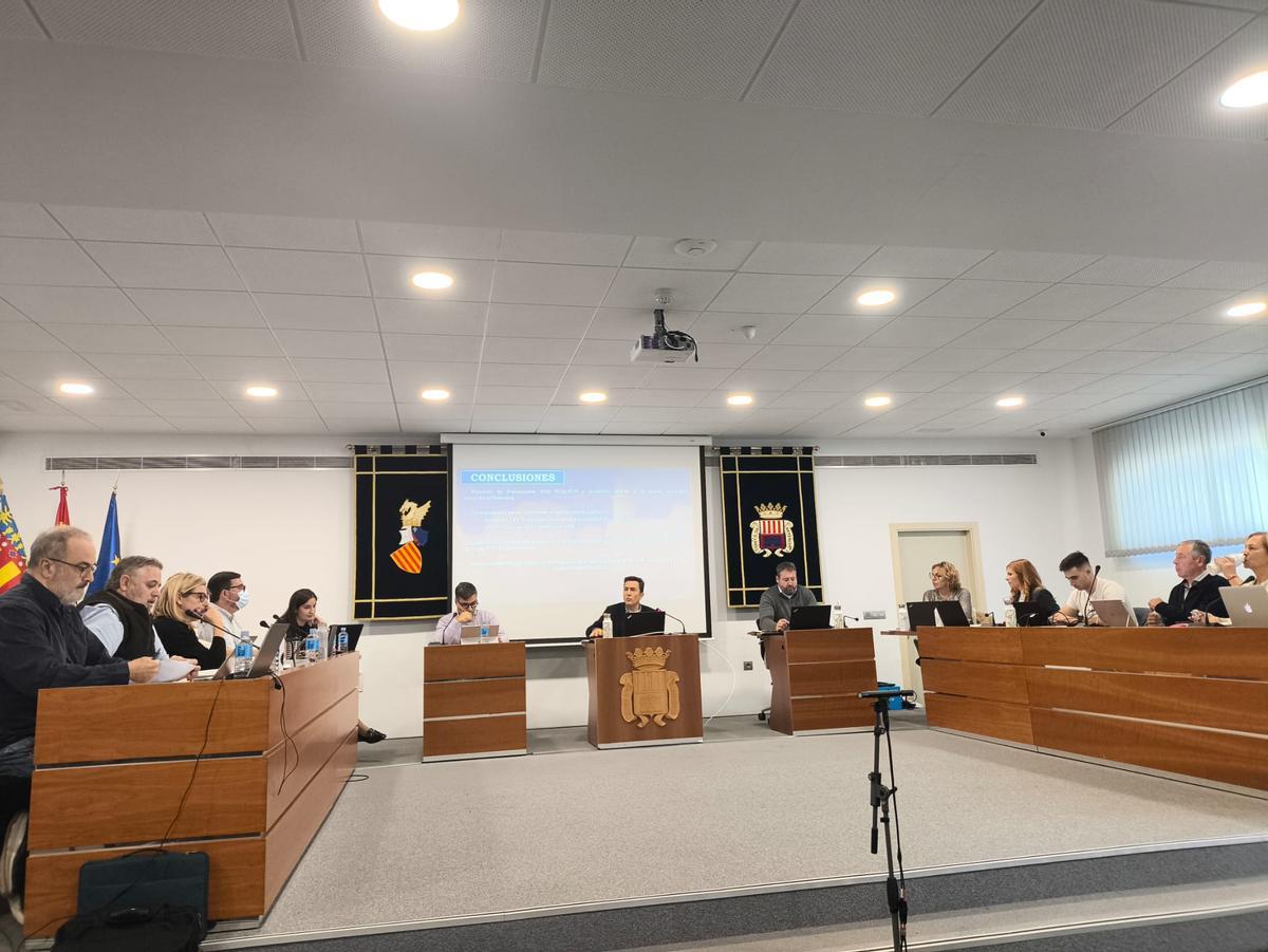 El alcalde explica algunos de los proyectos.