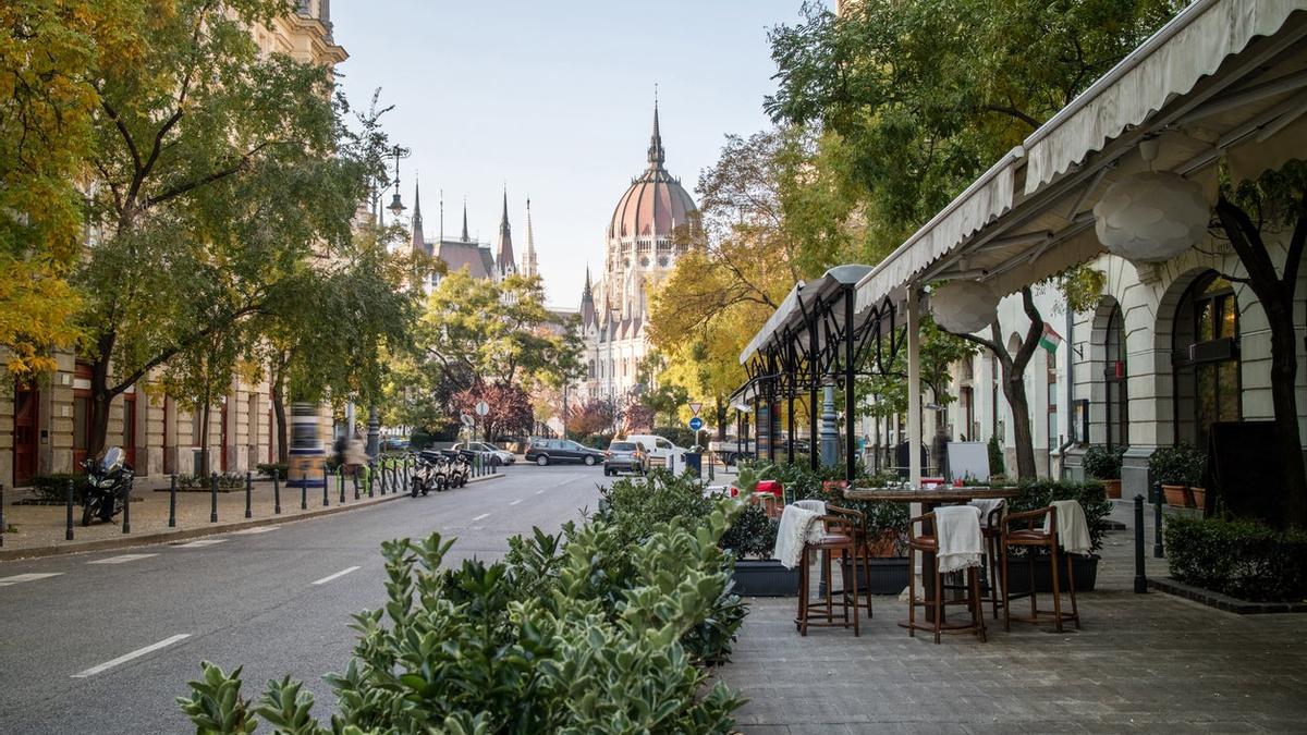Nos vamos de 'ruin bars' por Budapest: así son los bares subterráneos de la capital de Hungría