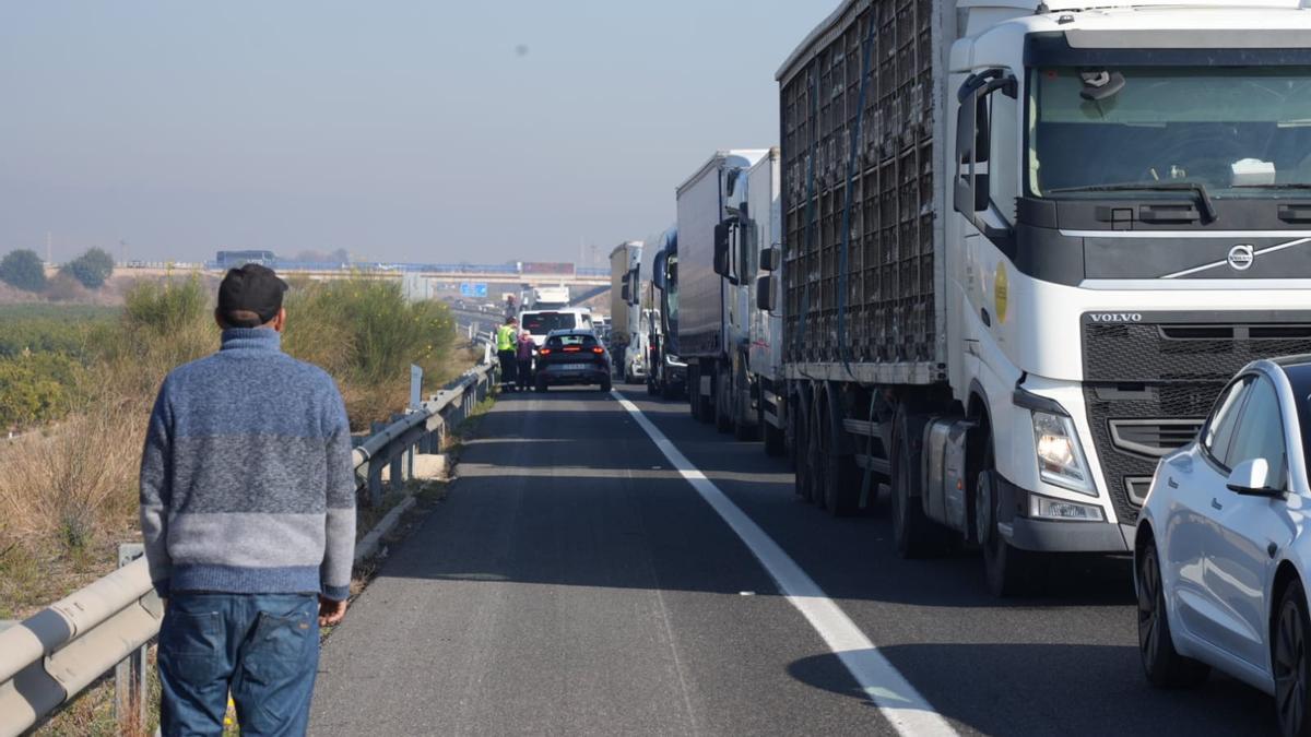 Conductores parados en los arcenes de la carretera.