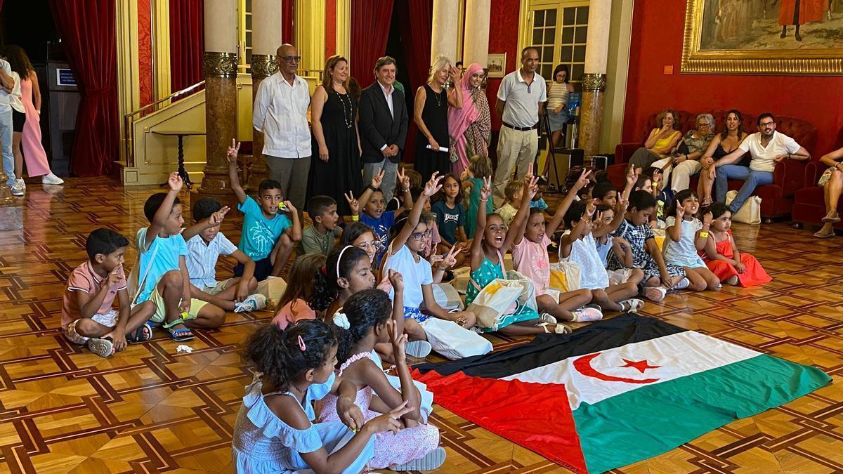 Los niños saharauis posan con los vicepresidentes del Parlament.