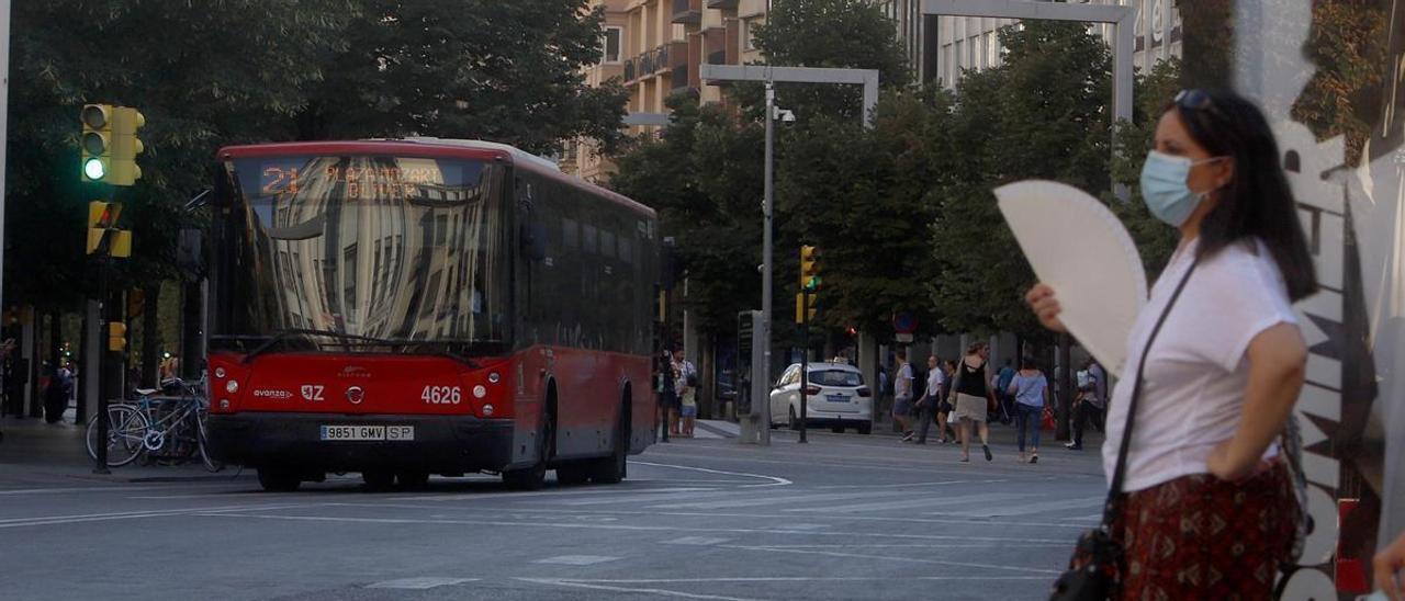 Una usuaria espera en la parada bajo un intenso calor en el horario de los paros en la huelga del bus, esta semana.