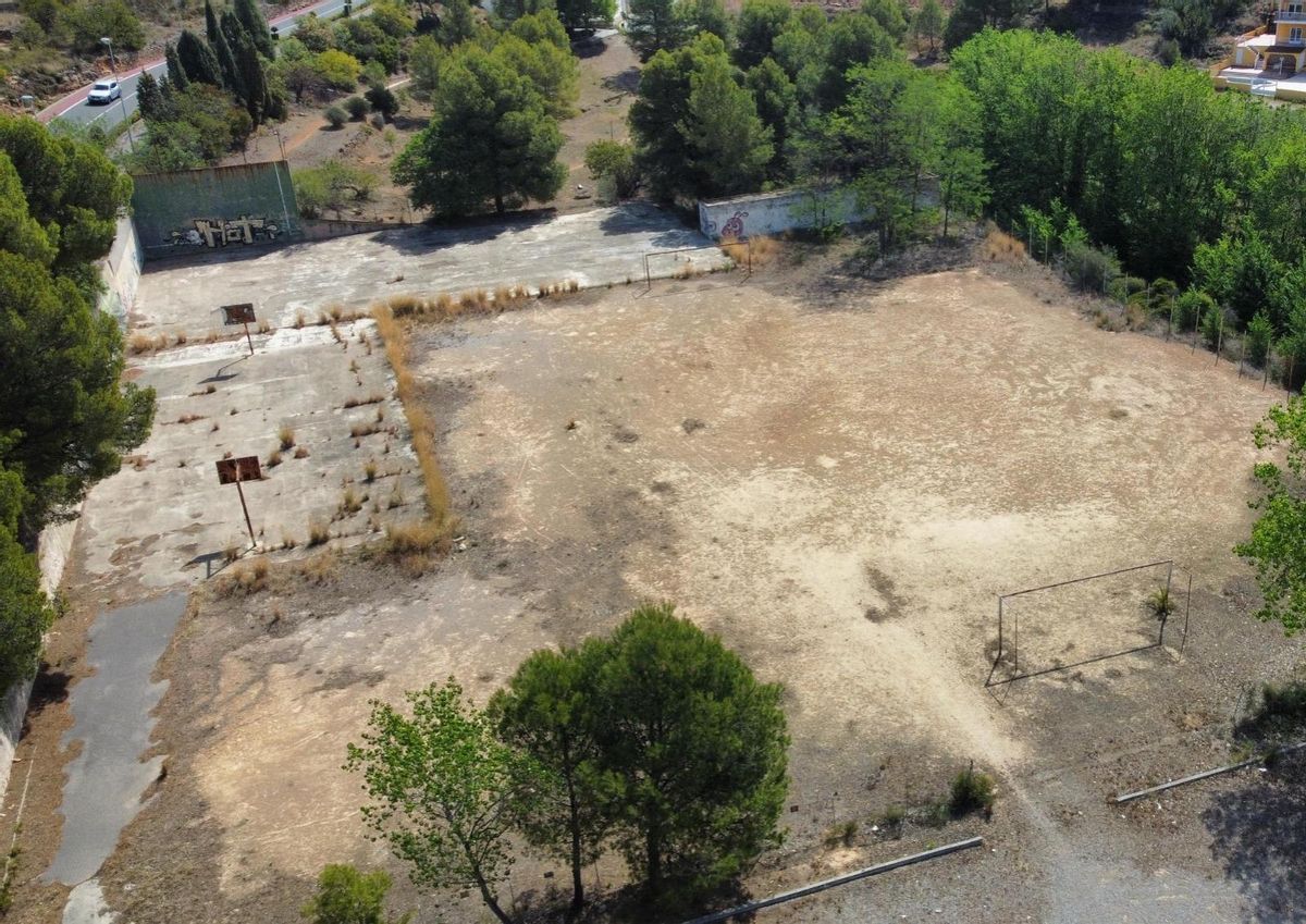 Imagen aérea de la zona deportiva El Carmen, propiedad de los carmelitas y que se cederá al Ayuntamiento de Onda para su rehabilitación como una nueva zona infantil y deportiva en el municipio.