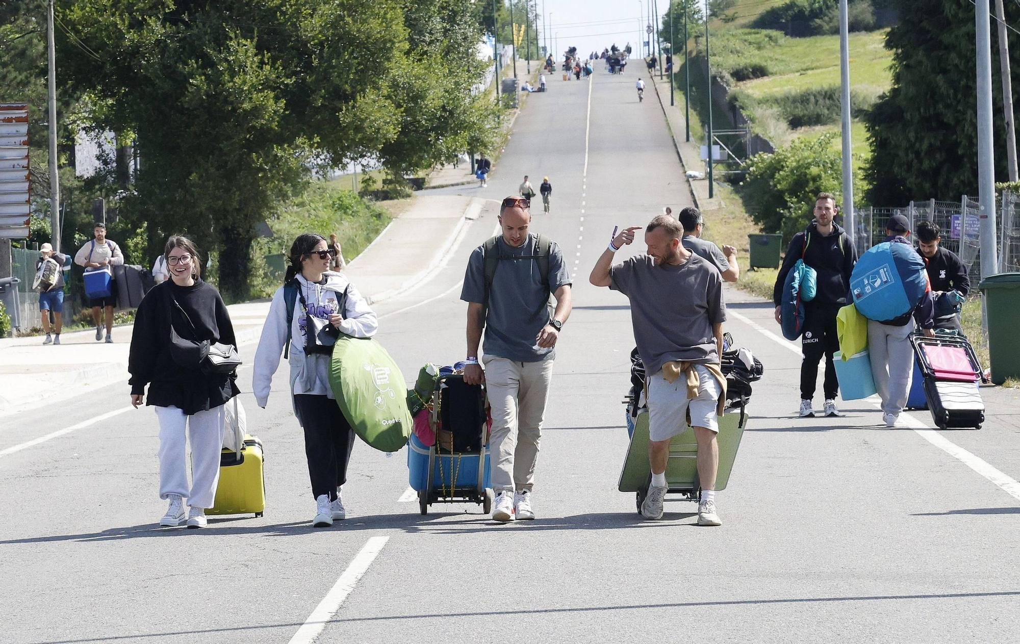 Vuelta a la realidad, paso a paso y mochila a cuestas: los campistas abandonan el Monte do Gozo