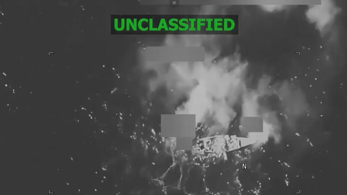 Una imagen difundida por el Ejército de EEUU de un ataque a una supuesta embarcación de narcotráfico.