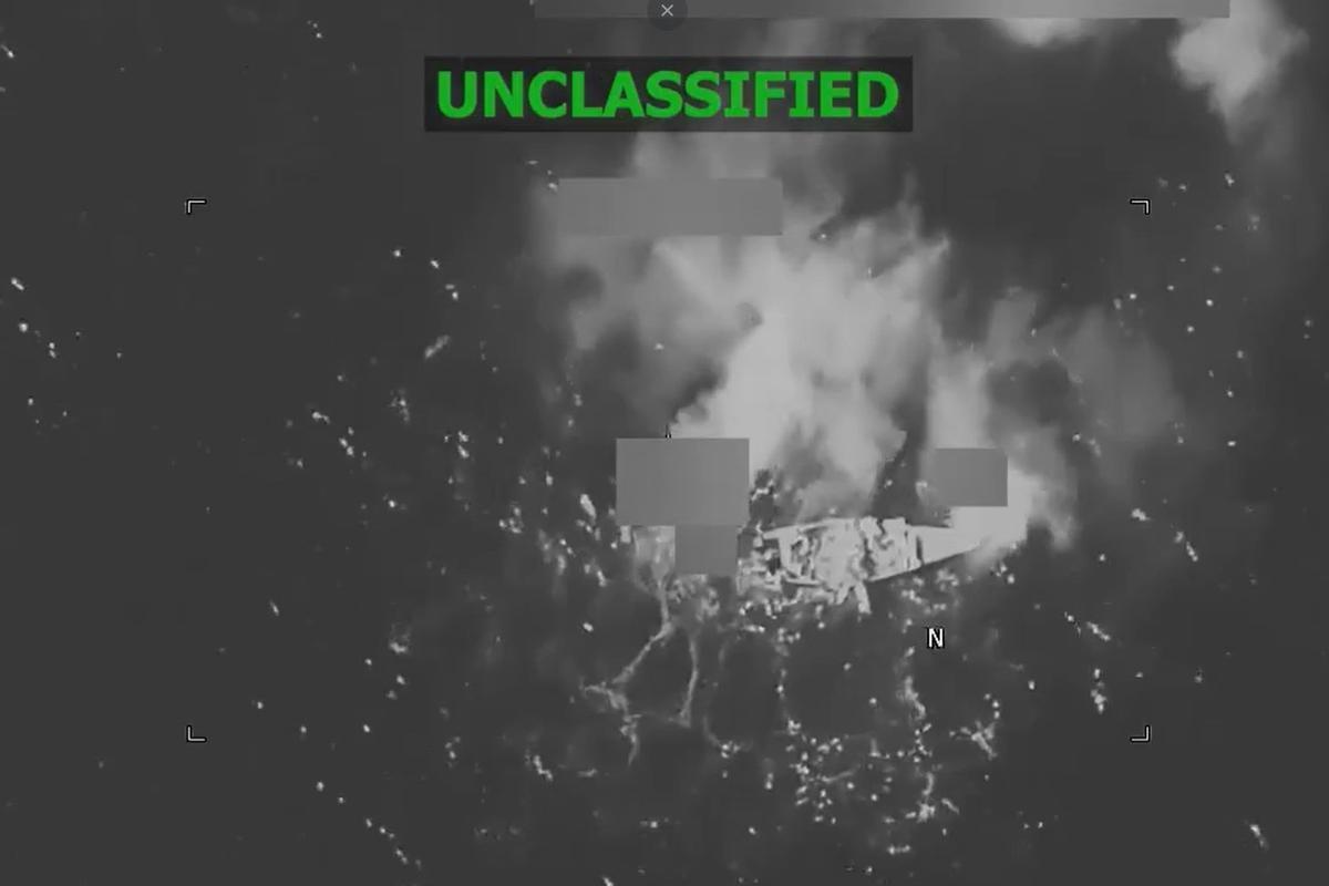 Una imagen difundida por el Ejército de EEUU de un ataque a una supuesta embarcación de narcotráfico.