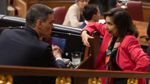 El presidente del Gobierno, Pedro Sánchez y la ministra de Defensa, Margarita Robles, durante una sesión plenaria.