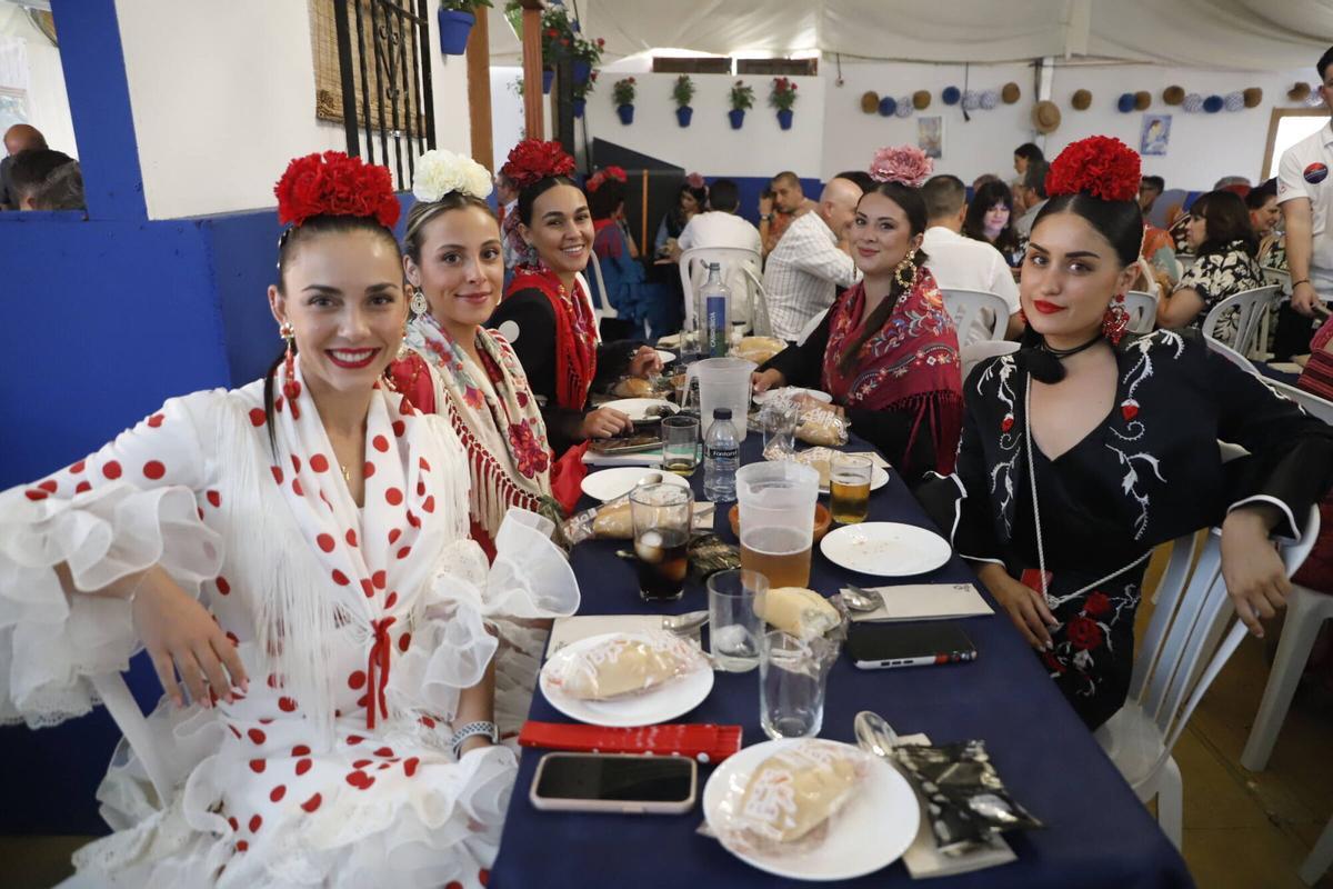 Grupos de amigos y familiares disfrutan de la feria de día