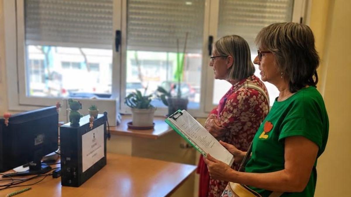 Nines Morales y Pilar Antón presentan las firmas en el registro del Ayuntamiento.