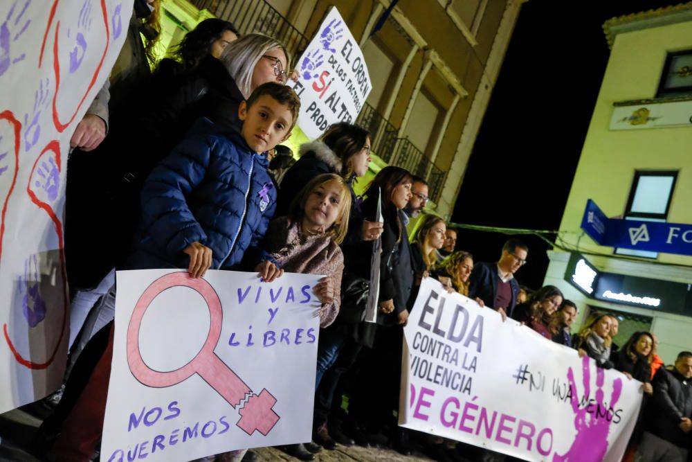 Concentración de repulsa contra la violencia de género celebrada en Elda.