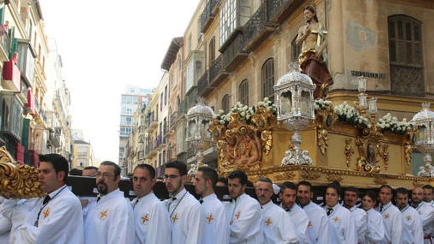 El trono de Jesús Resucitado entra en la calle Carretería y luce los faroles de Jesús de la Pasión en las cuatro esquinas.