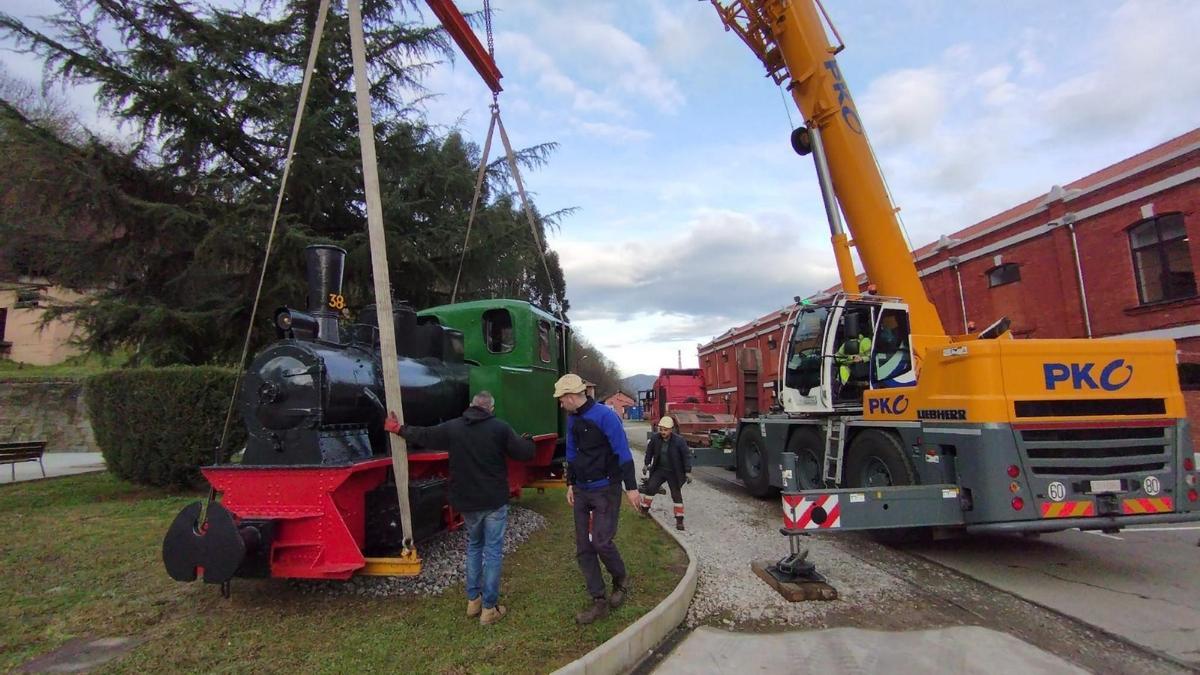 El pozo Fondón se renueva a toda máquina: una locomotora restaurada adornará los jardines de la antigua mina de Sama