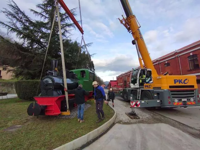 El pozo Fondón se renueva a toda máquina: una locomotora restaurada adornará los jardines de la antigua mina de Sama