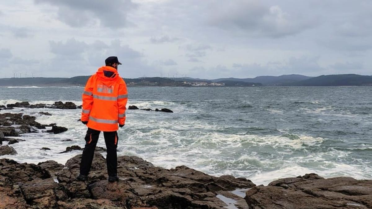 Un voluntario de Protección Civil de Muxía rastreando la costa ayer.