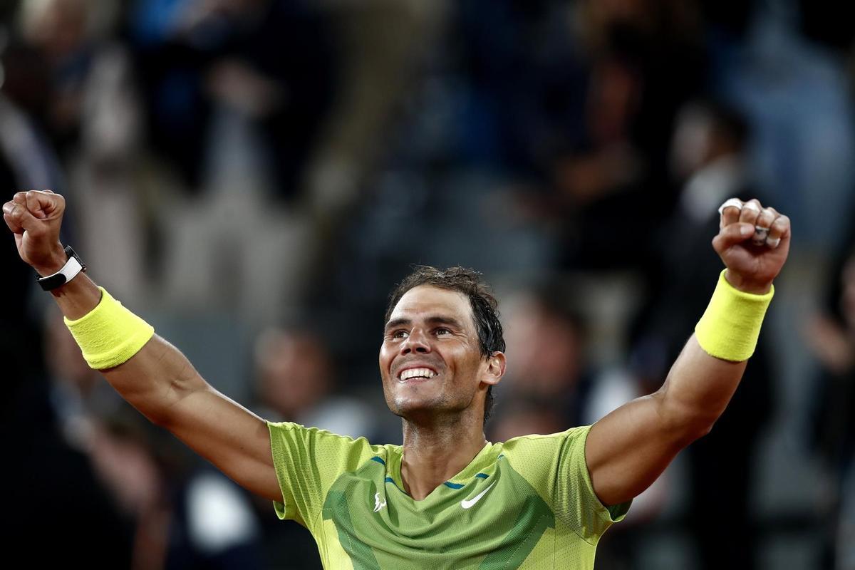 Rafa Nadal celebra su victoria ante Novak Djokovic en cuartos de final de Roland Garros.