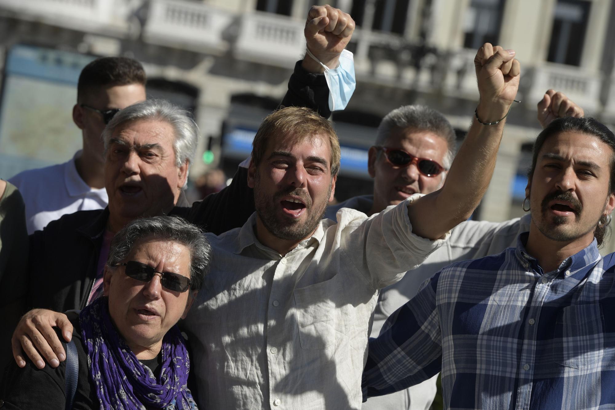 El diputado regional y ex secretario general de Podemos Asturias, Daniel Ripa (c), rodeado de simpatizantes.