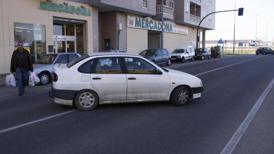Un vehículo invade el carril contrario en la avenida de Galicia pese a la línea continua