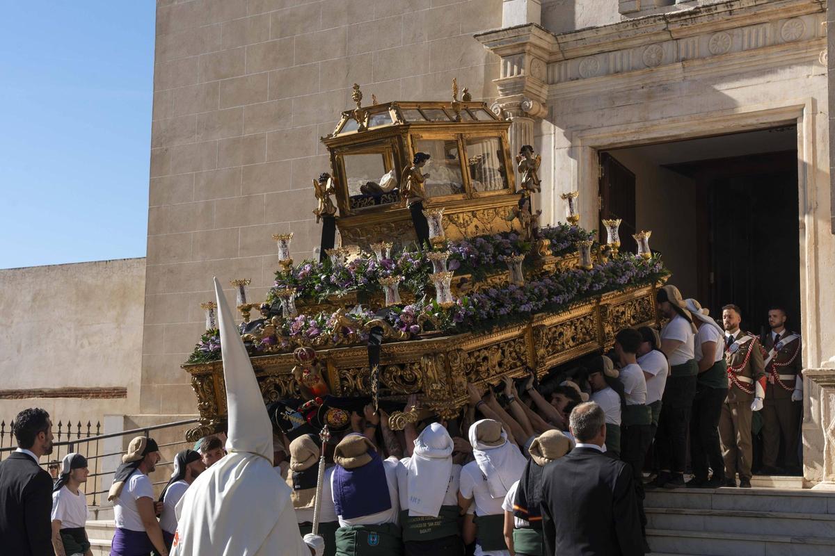 Salida de Nuestro Señor Jesucristo Yacente desde la iglesia de San Agustín de Badajoz.