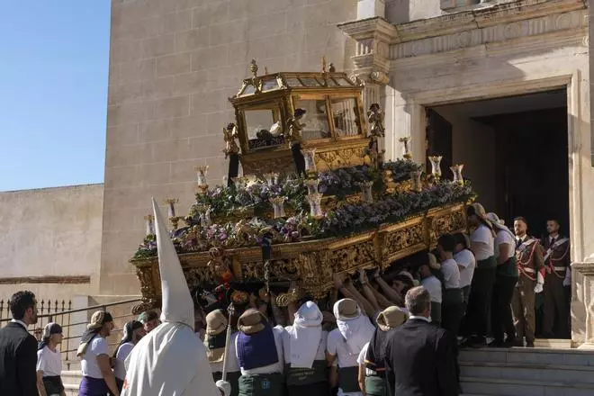 El buen tiempo permite al Santo Entierro regresar a las calles de Badajoz y devolver al Viernes Santo su procesión más solemne