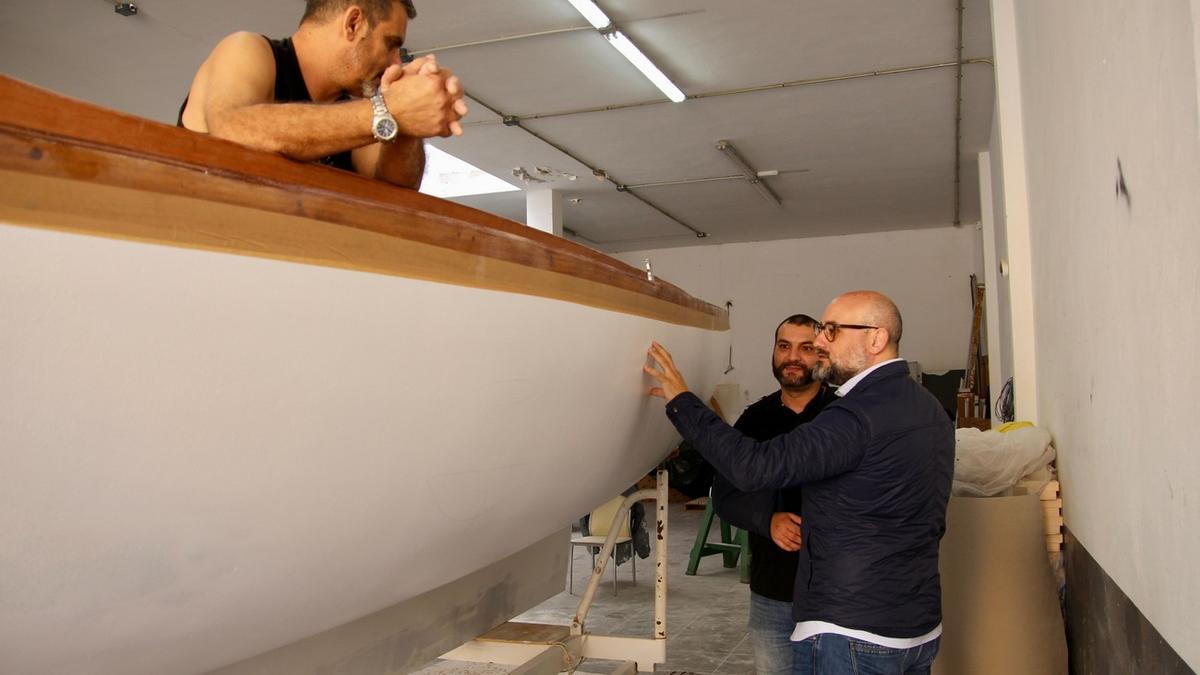 Aridany Romero, consejero de Deportes del Cabildo de Gran Canaria, de visita al bote Minerva.