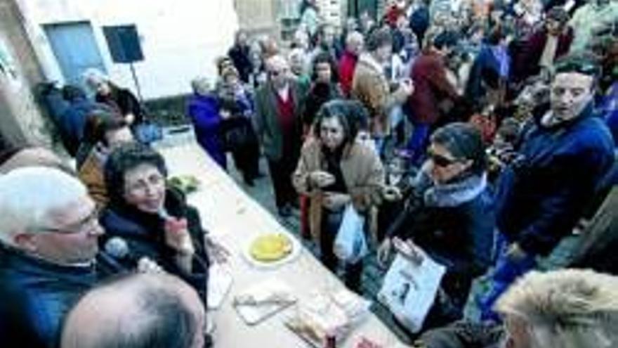 Las Candelas ponen a la venta 500 roscas al precio de 1 euro
