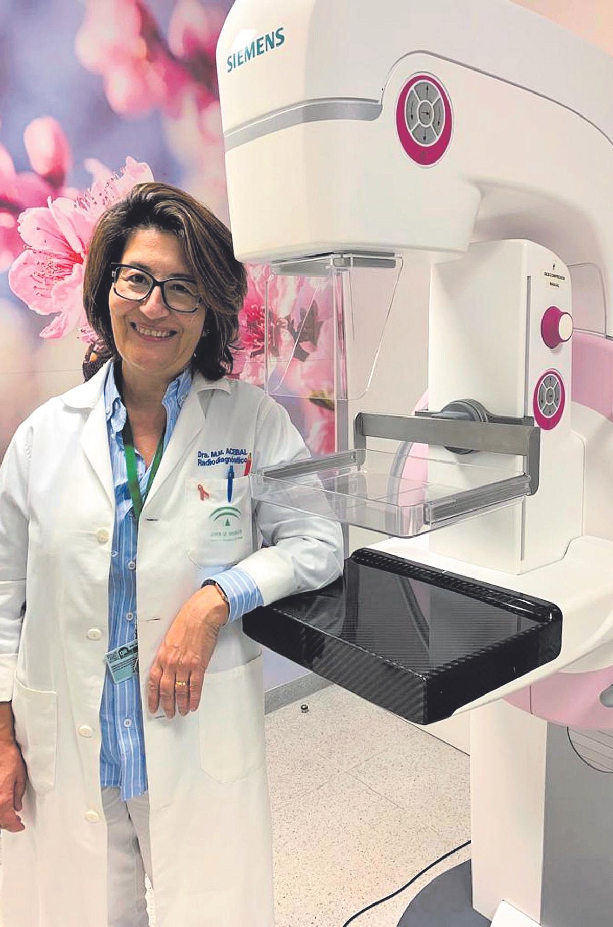 Mercedes Acebal junto a uno de los aparatos de radiología del Hospital Clínico.
