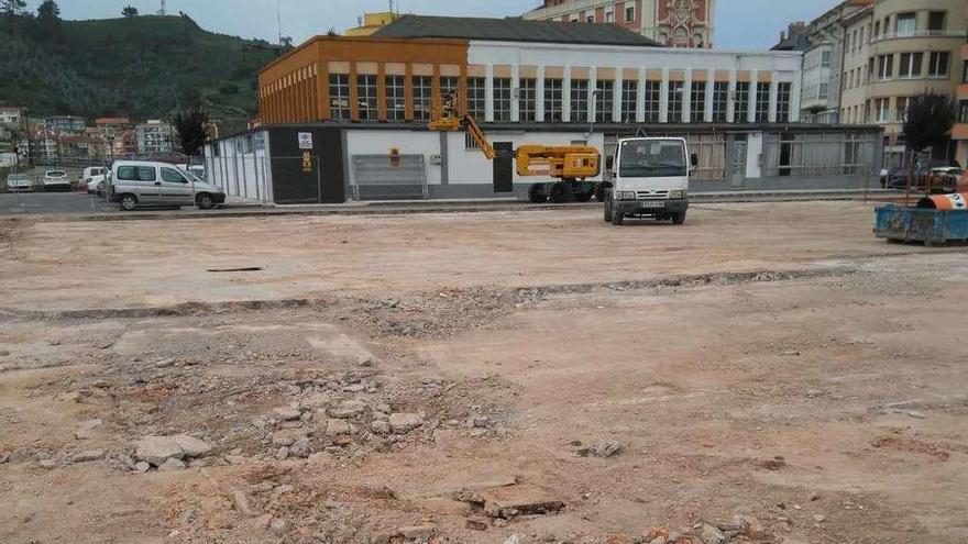 La explanada resultante del derribo de Delfa, con la plaza de abastos al fondo.