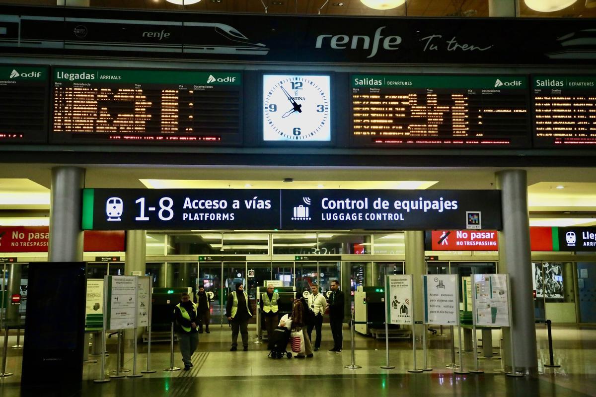 MLG 19-01-2026.-Varias personas se acercan a la estación María Zambrano, Vialia para pedir información de la salida de sus trenes, donde en el día de hoy se ha cortado todas salidas de trenes hacia Madrid por el accidente de Adalia del día de ayer.