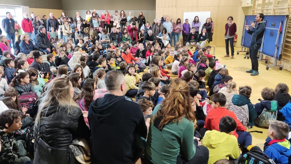 Alumnes, famílies i professorat s'han reunit a la sala polivalent del nou centre