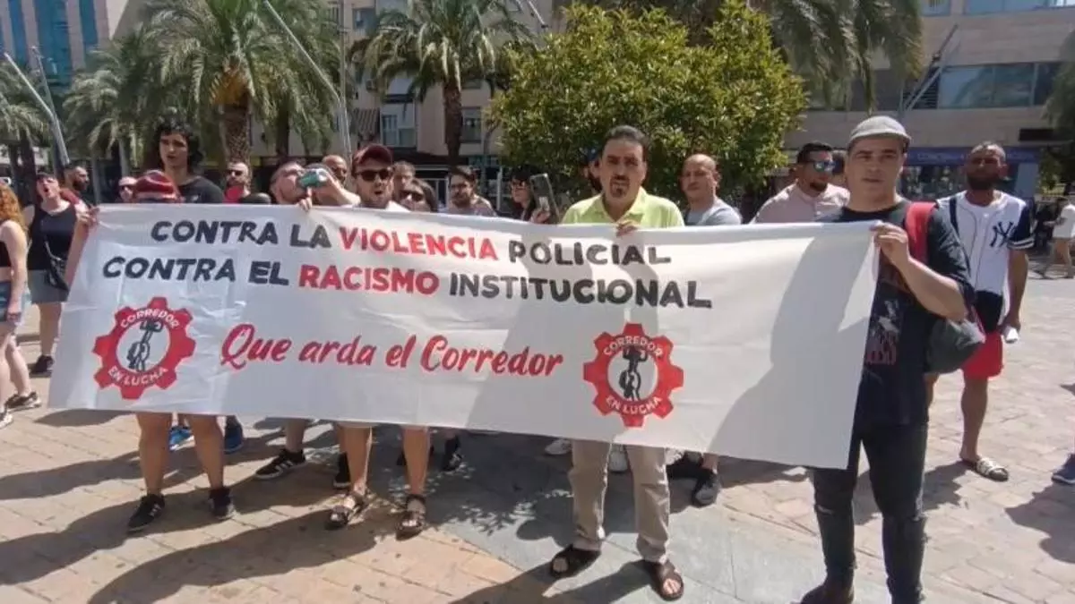 Vecinos de Torrejón de Ardoz protestan en contra de la muerte de un hombre tras ser estrangulado por un policía
