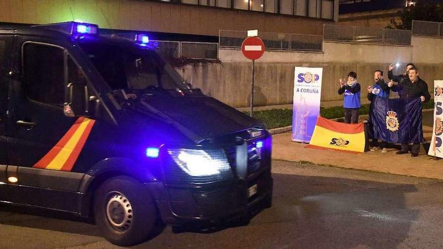 Un furgón con policías recibido con aplausos por miembros del sindicato SUP, ayer en Lonzas.