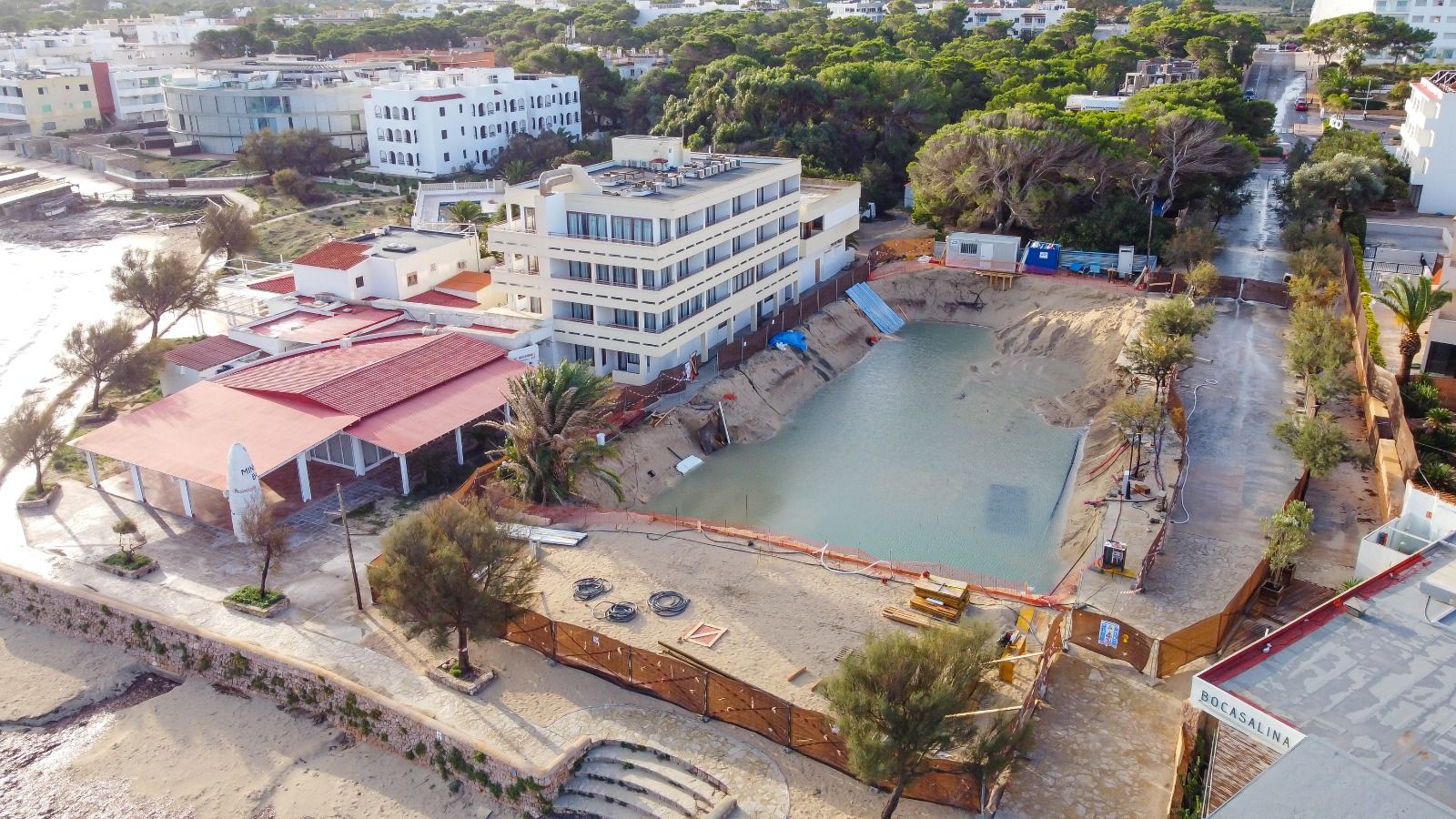 La lluvia inunda el terreno de las obras de los apartamentos de lujo en Formentera