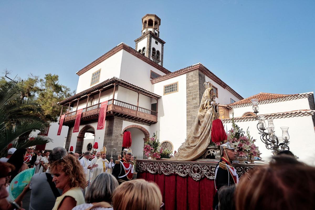 Procesión marítimo-terrestre de la Virgen del Carmen en Santa Cruz