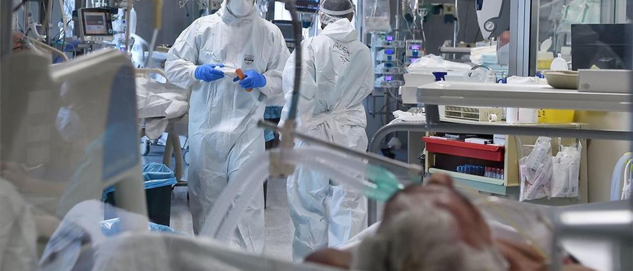 Sanitarios atienden a enfermos de coronavirus en una Unidad de Cuidados Intensivos de un hospital, en una fotografía de archivo.