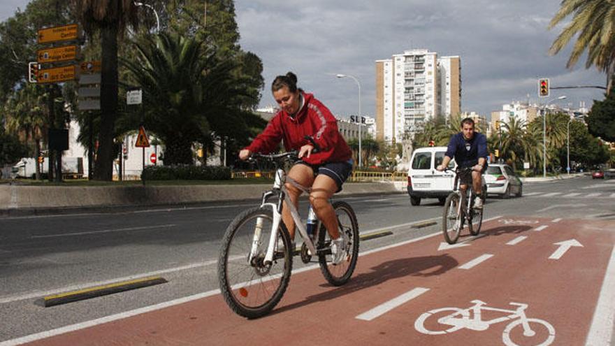 Dos usuarios del carril bici, en la avenida de La Rosaleda.