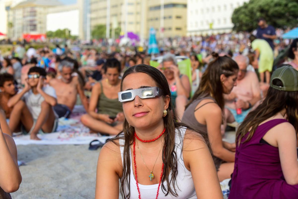 Más de 225.000 personas vivieron el eclipse solar total en las calles de la ciudad Más de 225.000 personas vivieron el eclipse solar total en las calles de la ciudad