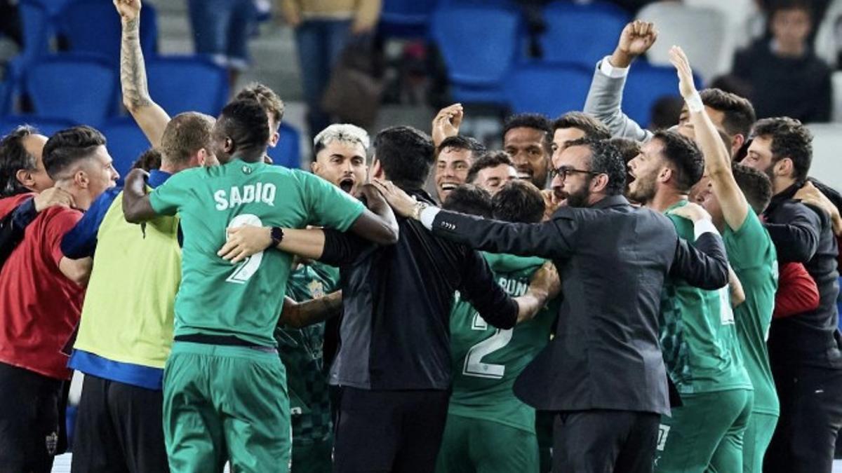 Los jugadores del Almería celebrando la victoria