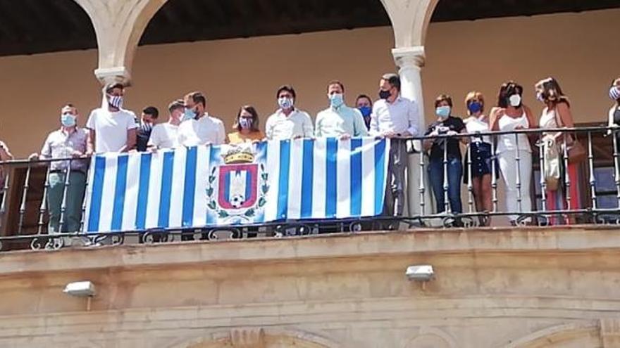 La bandera del Lorca Deportiva, en el balcón del Ayuntamiento