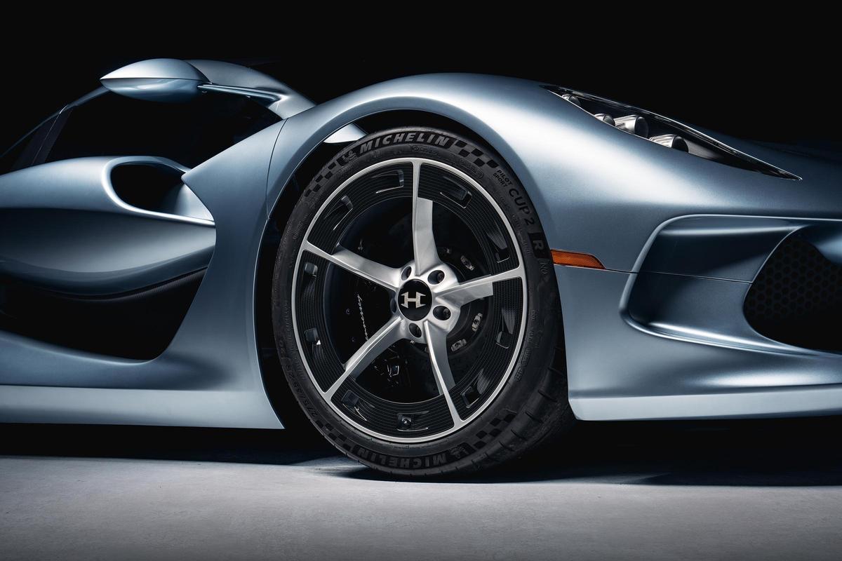 Hennessey anuncia una aceleración de 0 a 100 km/h en unos 2,5 segundos y una velocidad máxima de 354 km/h.