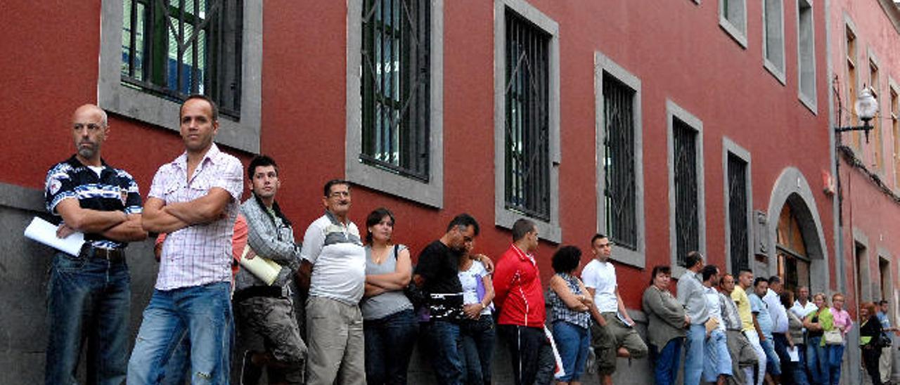 En la foto, captada en 2008, parados ante la oficina de Empleo de Telde.