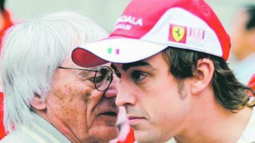 Ecclestone, hablando al oído de Alonso, en el último Gran Premio de China.